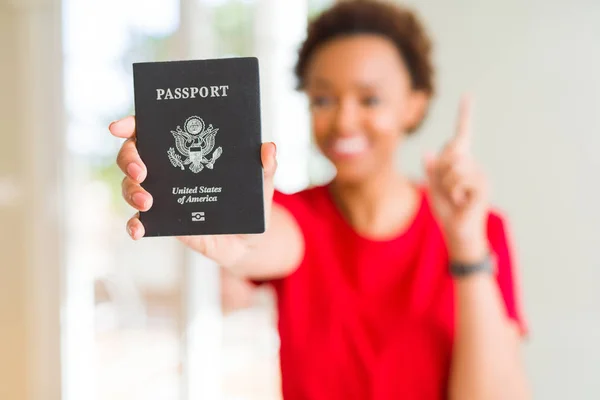 Jovem Afro Americana Segurando Passaporte Dos Estados Unidos América Surpreendida — Fotografia de Stock