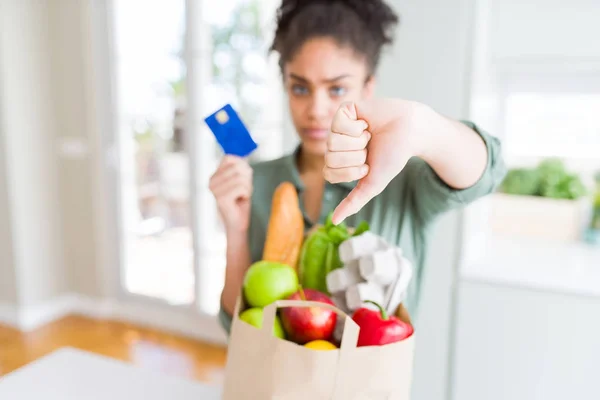 Joven Afroamericana Chica Sosteniendo Bolsa Papel Comestibles Tarjeta Crédito Como —  Fotos de Stock