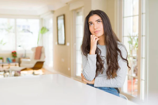 Mulher Bonita Nova Casa Com Mão Queixo Pensando Sobre Pergunta — Fotografia de Stock