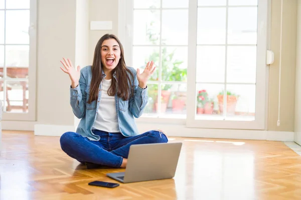 Beautiful Young Woman Sitting Floor Crossed Legs Using Laptop Celebrating — Stock Photo, Image