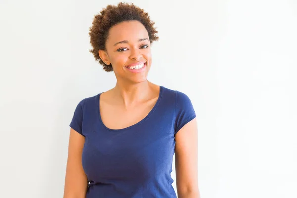 Schöne Junge Afrikanisch Amerikanische Frau Lächelt Zuversichtlich Die Kamera Und — Stockfoto