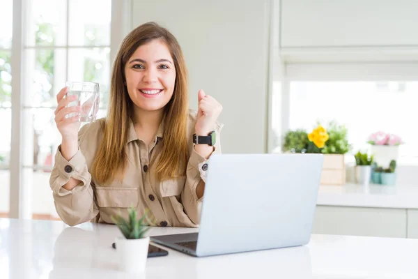 Schöne Junge Frau Die Mit Computer Arbeitet Macht Eine Pause — Stockfoto