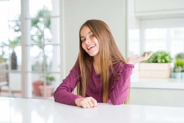 Schöne Junge Mädchen Kind Auf Weißem Tisch Lächelnd Fröhlich Präsentiert — Stockfoto