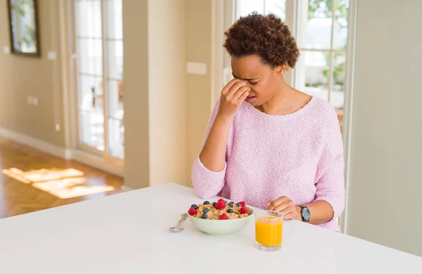 Jeune Femme Afro Américaine Prenant Petit Déjeuner Sain Matin Maison — Photo