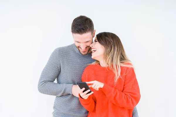 Krásný Mladý Pár Lásce Líbání Objímání Navzájem Pomocí Smartphonu — Stock fotografie