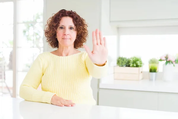 Die Schöne Seniorin Gelbem Pullover Singt Nicht Mehr Mit Der — Stockfoto