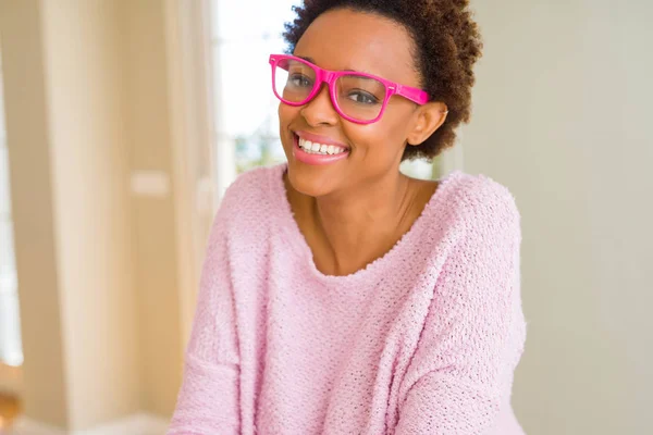 Jovem mulher africana bonita com cabelo afro vestindo glasse rosa — Fotografia de Stock