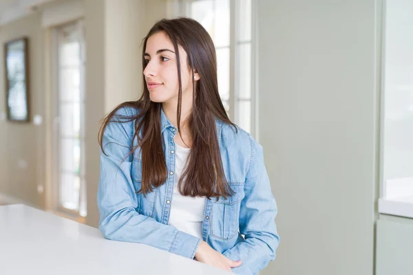 Mulher Bonita Sentada Mesa Branca Casa Olhando Para Lado Relaxe — Fotografia de Stock