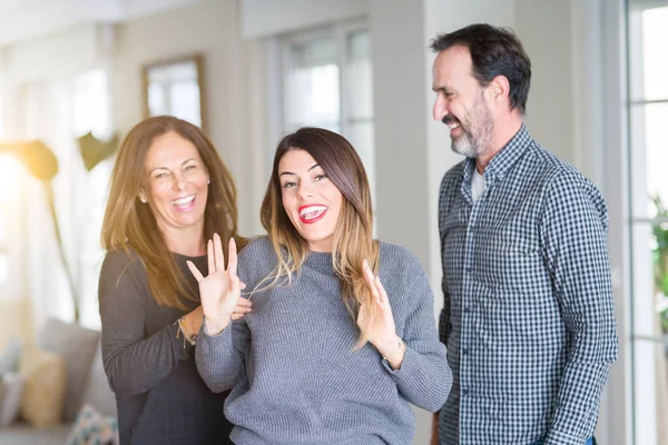 Uma bela família juntos. Mãe, pai e filha sorrindo um — Fotografia de Stock