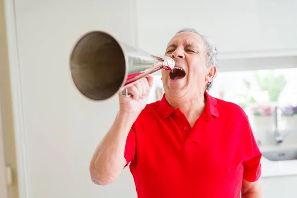 Uomo anziano urlando eccitato attraverso megafono metallo vintage — Foto Stock