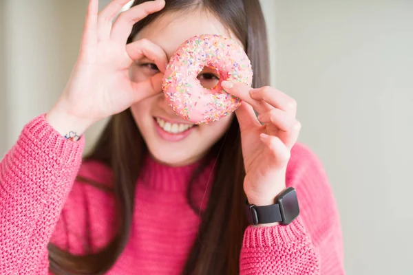 Όμορφη Ασίας Γυναίκα Που Τρώει Ροζ Ζάχαρη Ντόνατ Χαρούμενο Πρόσωπο — Φωτογραφία Αρχείου