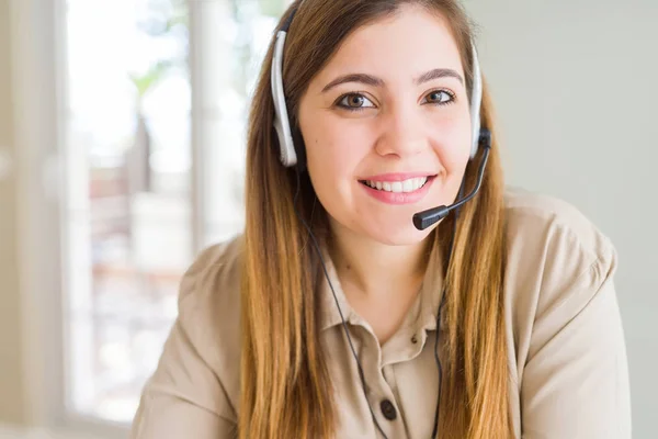 Hermosa Mujer Operadora Joven Con Auriculares Oficina Con Una Sonrisa — Foto de Stock