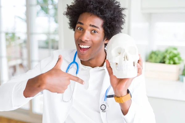 Afrika Kökenli Amerikalı Doktor Adam Kafatası Sürpriz Yüz Işaret Parmağı — Stok fotoğraf
