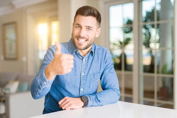 Ung Vacker Man Hemma Lycklig Med Stort Leende Gör Tecken — Stockfoto