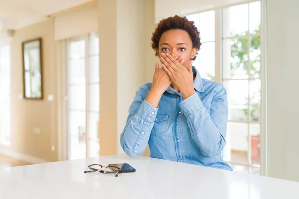 Junge Schöne Afrikanisch Amerikanische Frau Schockiert Mund Mit Den Händen — Stockfoto