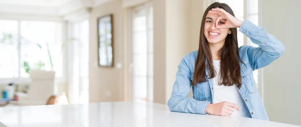 Amplia Imagen Ángulo Hermosa Joven Sentada Mesa Blanca Casa Haciendo —  Fotos de Stock