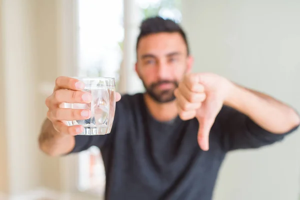 Hombre Hispano Guapo Bebiendo Vaso Agua Fresca Con Cara Enojada — Foto de Stock