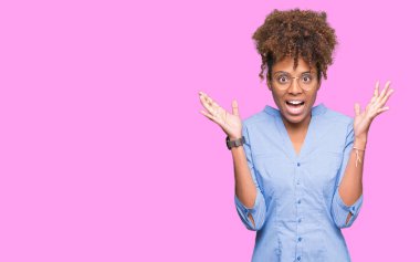 Güzel genç Afro-Amerikan iş kadın deli kutluyor arka plan izole ve başarı için kaldırdı kollarını açarak hayrete ve heyecanlı çığlık gözleri açık. Kazanan kavramı