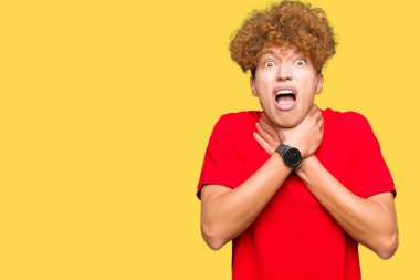 Genç yakışıklı adam kırmızı t-shirt bağırarak giyen afro saçlı ve çünkü boğmak acı kendi ellerimle öldürürüm. Sağlık sorunu. Yaralarından ve intihar kavramı.