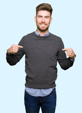 Genç yakışıklı zarif adam yüzünde gülümseme ile kendine güvenen görünümlü, parmaklarıyla gurur ve mutlu kendini işaret.