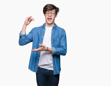 Büyük ve büyük boy işaret, ölçü birimi sembol gösteren ellerle eller izole arka plan üzerinde gözlük takan yakışıklı delikanlı. Kameraya bakarak gülümsüyordu. Ölçüm kavramı.