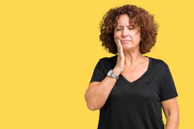 Güzel orta ager üst düzey kadın diş ağrısı veya dişlerde dişlerle ilgili hastalık nedeniyle ağız acı ifadesi ile el ile dokunmak izole arka plan yüzünden. Diş hekimi kavramı.