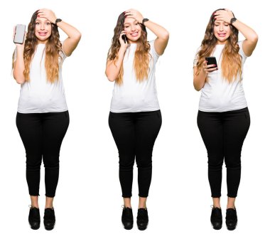 Beyaz izole arka plan üzerinde akıllı telefon kullanarak güzel genç kadın kolaj baş el ile vurguladı, utanç ve sürpriz yüz ile şok, öfkeli ve sinirli. Korku ve hata için üzgün.