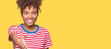 Güzel genç Afro-Amerikan kadın dostu sunan el sıkışma tebrik ve davet edici olarak gülümseyen izole arka plan yüzünden. Başarılı iş.