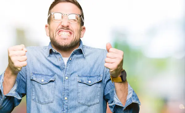 Hombre Guapo Con Gafas Emocionadas Por Éxito Con Los Brazos —  Fotos de Stock