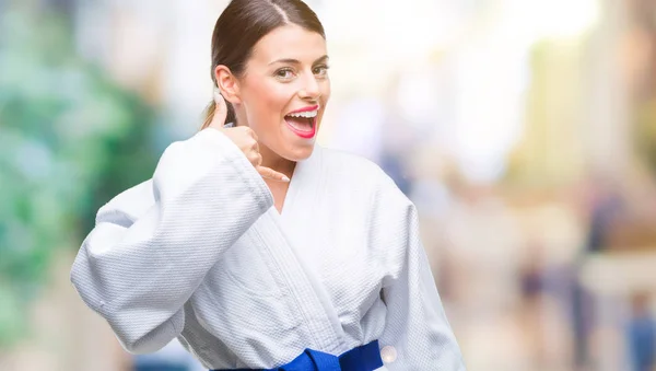 Wanita Cantik Mengenakan Seragam Kimono Karate Atas Latar Belakang Terisolasi — Stok Foto