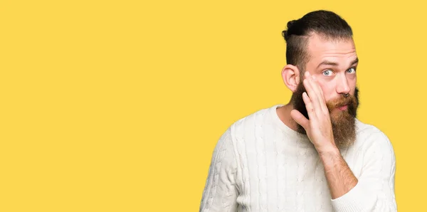 Jonge Hipster Man Dragen Winter Trui Hand Mond Vertellen Geheime — Stockfoto