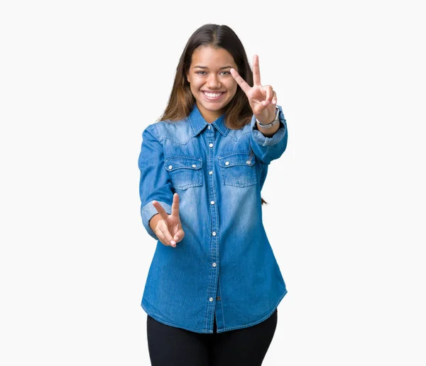 Молодая Красивая Брюнетка Синей Джинсовой Рубашке Изолированном Фоне Улыбается Глядя — стоковое фото
