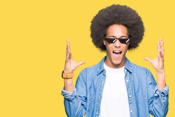 Giovane Uomo Afro Americano Con Capelli Afro Indossa Occhiali Vita — Foto Stock