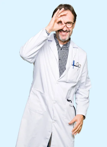 Medico Mezza Età Uomini Che Indossano Cappotto Medico Facendo Gesto — Foto Stock