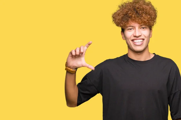 Mladý Pohledný Muž Afro Vlasy Nosí Černé Tričko Usmívá Jistý — Stock fotografie