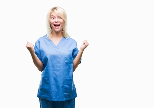 Młoda Piękna Blondynka Pielęgniarka Lekarz Kobieta Białym Tle Celebruje Zaskoczony — Zdjęcie stockowe