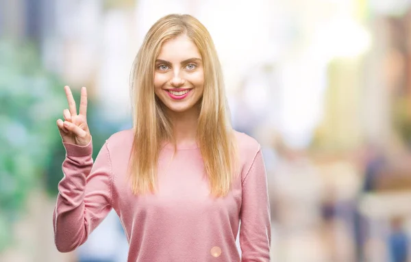 Joven Hermosa Mujer Rubia Con Suéter Invierno Rosa Sobre Fondo — Foto de Stock