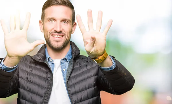 Schöner Mann Wintermantel Zeigt Mit Finger Nummer Neun Nach Oben — Stockfoto