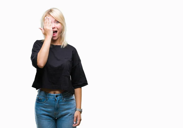 Giovane Bella Donna Bionda Sfondo Isolato Che Copre Occhio Con — Foto Stock