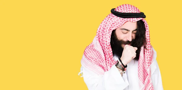 Muž Arabským Byznysem Dlouhými Vlasy Tradičním Kloboučním Šátkem Kašle Jako — Stock fotografie