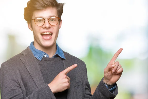 Junger Gutaussehender Geschäftsmann Mit Brille Vor Isoliertem Hintergrund Lächelnd Und — Stockfoto