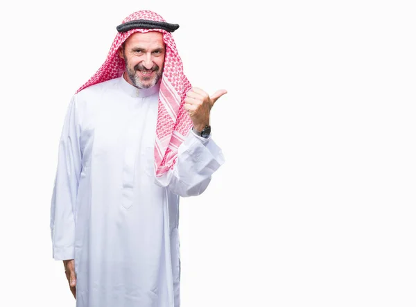 Hombre Árabe Mayor Vistiendo Keffiyeh Sobre Fondo Aislado Sonriendo Con — Foto de Stock