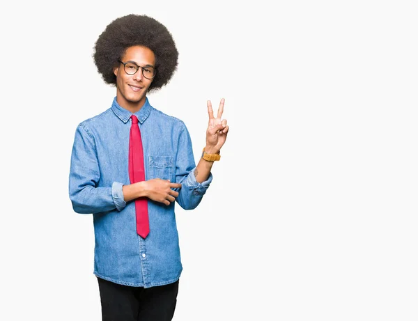 年轻的非洲裔美国商人戴着眼镜 戴着红色领带 脸上带着幸福的脸在镜头前眨眼做胜利的标志 — 图库照片