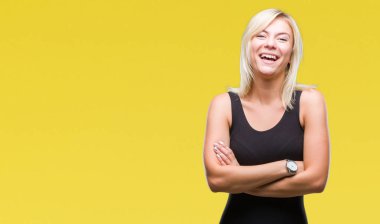 Zarif giyen genç güzel sarışın çekici kadın elbise çapraz silah kameraya bakarak ile gülümseyen izole arka plan mutlu yüzüne. Olumlu bir kişi.