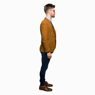 Tarafına, arayan genç yakışıklı iş adam gözlük dinlenmek doğal yüz emin gülümseme ile pozuyla profil.