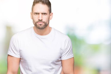 Sorunu nedeniyle izole arka plan şüpheci ve sinir, papatyanın üzgün üzerinde rahat beyaz t-shirt giyen genç adam. Negatif kişi.