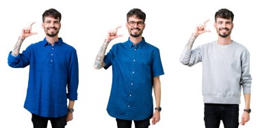 Kolaj üzerinde gülümseyen izole arka plan ve süre seyir ve kamera boyutu işaret parmaklarıyla yapıyor el ile kendinden emin eller genç adam. Ölçü kavramı.