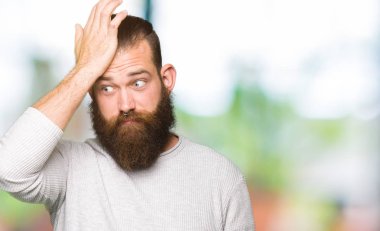 Genç Sarışın adamın kafasına hata için rahat kazak el ile sürpriz giydiğini hatırlıyorum hata. Unuttum, kötü bellek kavramı.