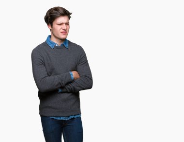 Genç yakışıklı zarif adam izole arka plan şüpheci ve sinir, onaylamayan ifade yüz çapraz kolları üzerinde. Negatif kişi.