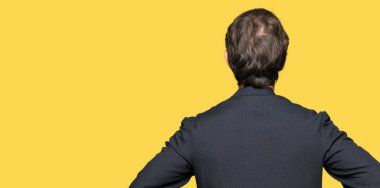 Geriye doğru uzakta silah ile vücut üzerinde seyir Katolik bornoz ayakta giyen orta yaş rahip adam
